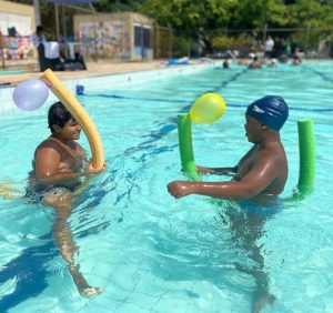 Dois meninos fazendo natação na Vila Olímpica da Maré