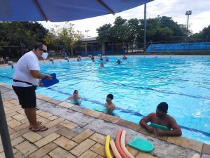 Jovens fazendo aula de natação na Vila Olímpica da Maré